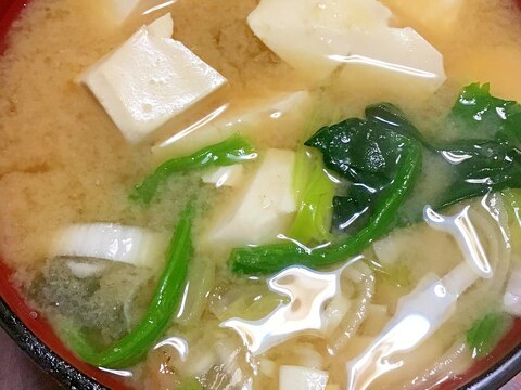 豆腐と里芋とほうれん草の味噌汁。